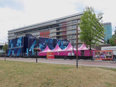 915112 Gezicht op het Beatrixtheater (Jaarbeursplein 6A) te Utrecht met daarvoor de tijdelijke 'BetCity Arena', ...